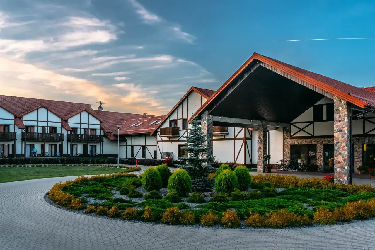 Hotel z piękną architekturą i zadbanym ogrodem, idealne miejsce na mikołajki atrakcje dla dzieci.