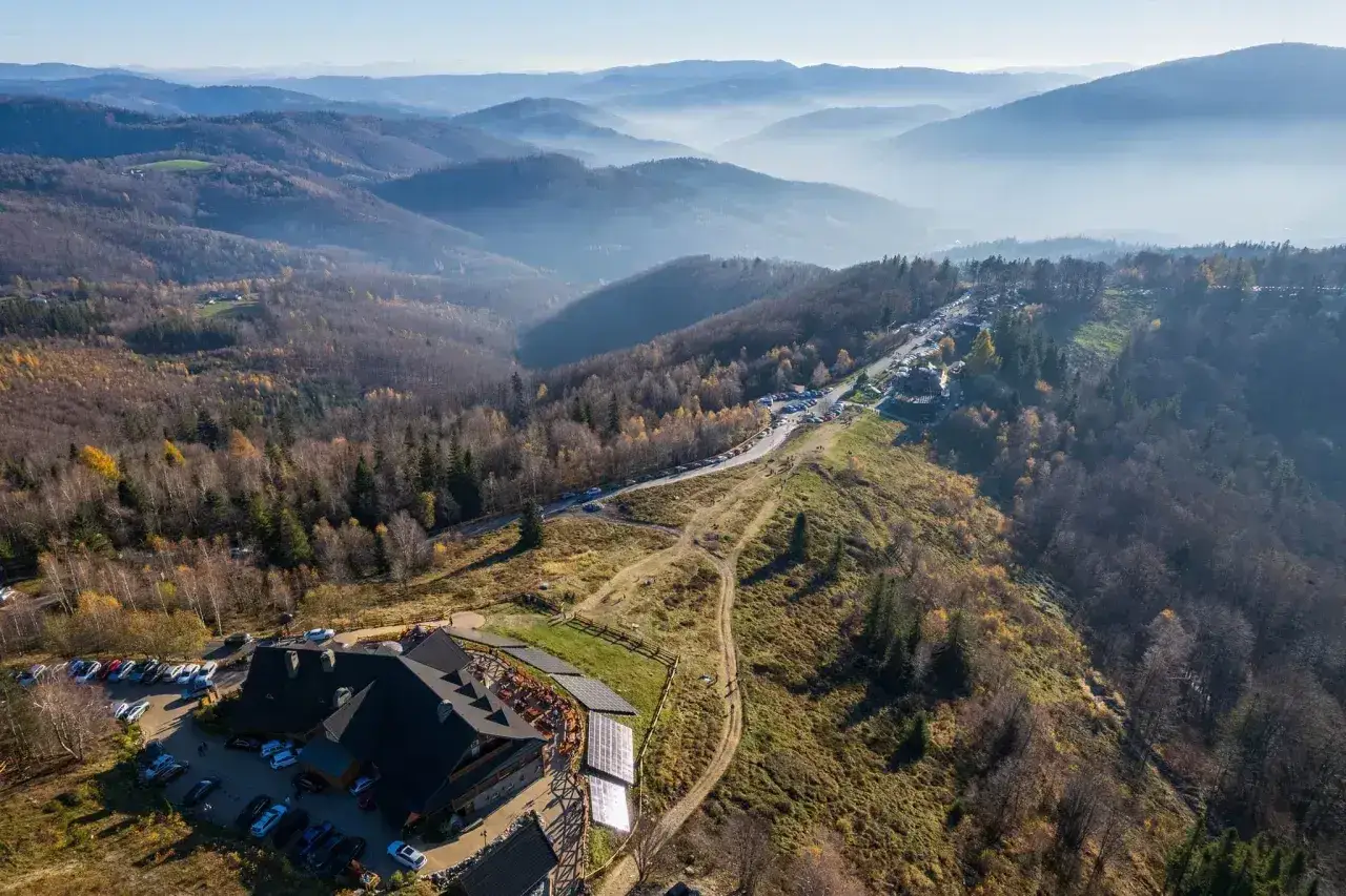 Widok na góry i lasy w okolicach Ustronia. Idealne miejsce, by odkryć, co zwiedzić w Beskidach.