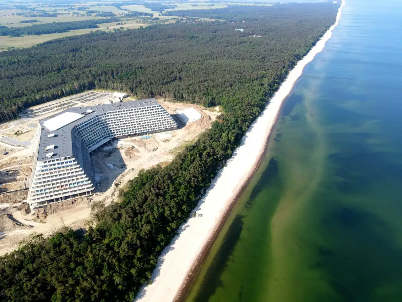 Nowy hotel Gołębiewski w budowie, zlokalizowany przy piaszczystej plaży i lesie sosnowym. Widok z lotu ptaka.
