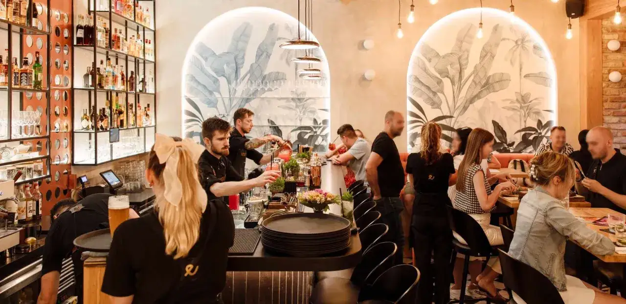 Szukasz miejsca, gdzie zjeść w Białymstoku? Ten bar z tropikalnymi motywami i drinkami to świetny wybór.