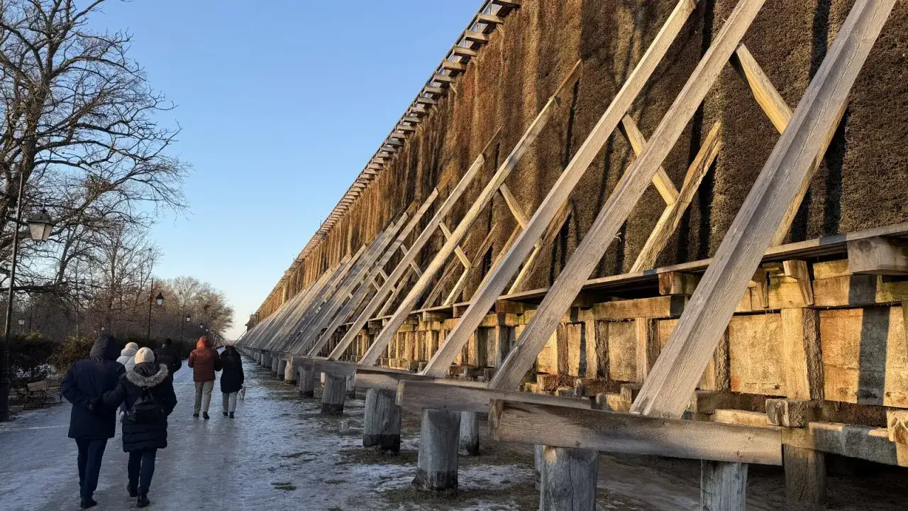 Spacer po tężniach w Ciechocinku to świetne ciechocinek atrakcje na weekend. Grupa osób spaceruje zimową alejką.
