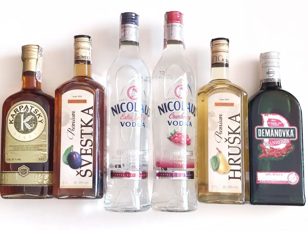 Słowackie alkohole: Karpatský likér, Śvestka, Nicolaus Vodka, Hruška, Demanovka. Co warto kupić na Słowacji?