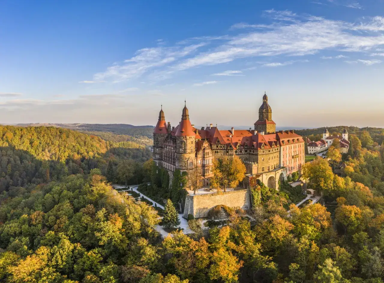 Zamek Książ, jedna z największych atrakcji do 30 km od Wrocławia, otoczony jesiennym lasem.