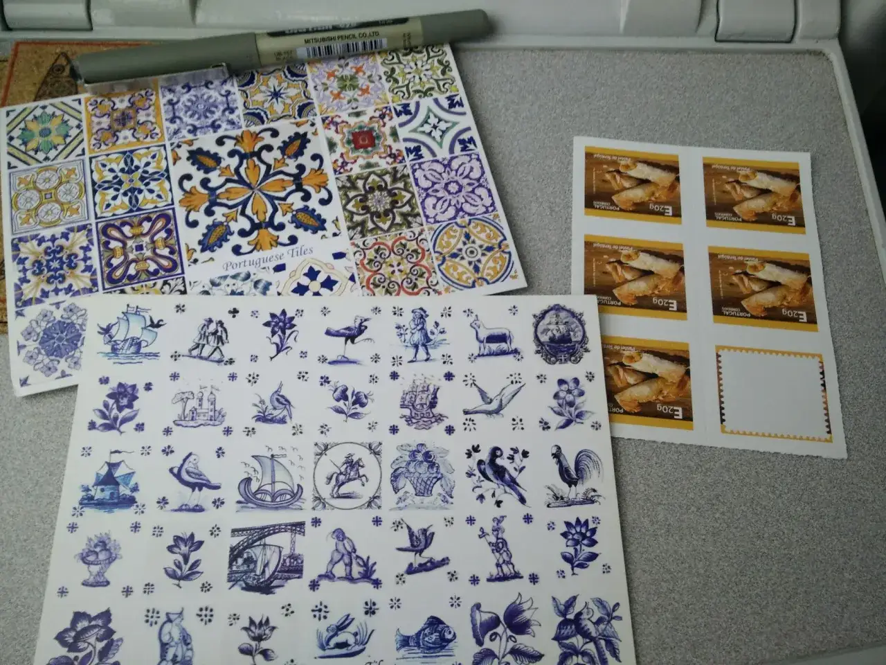 Portugalia w miniaturze: płytki azulejos, znaczki z pastel de nata i ozdobne naklejki. Idealne pamiątki, by poczuć klimat Porto.