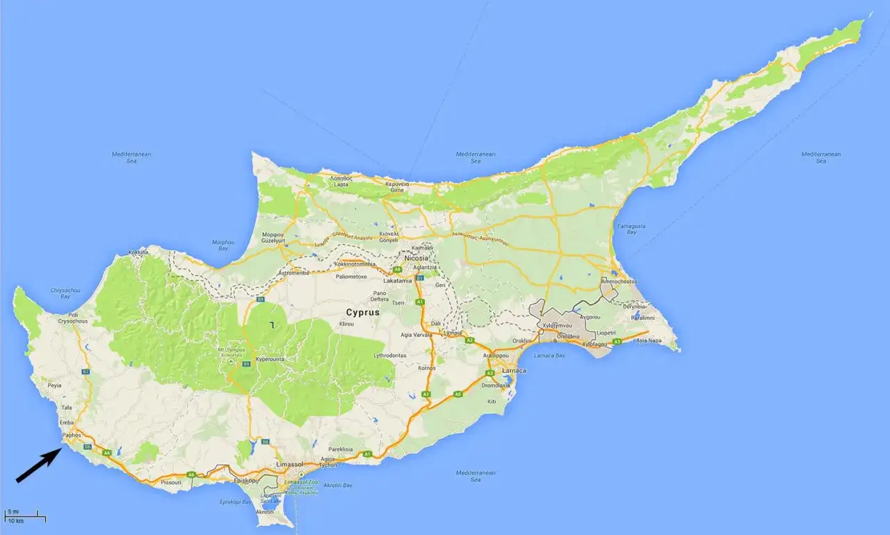 Mapa Cypru z zaznaczonymi drogami i miastami. Widać lotniska, w tym w okolicach Paphos, co sugeruje podróż na Cypr.