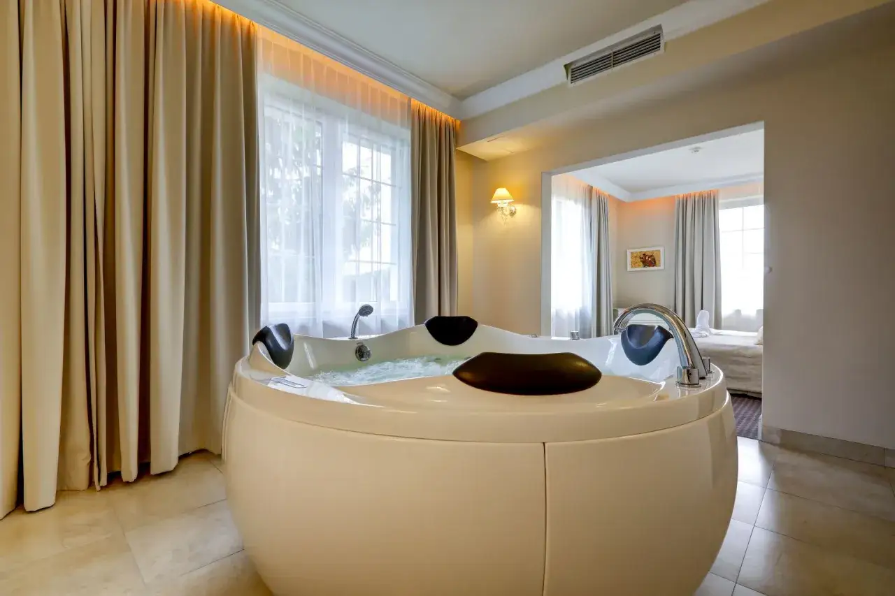Luksusowa wanna z hydromasażem w pokoju hotelowym 4-gwiazdkowym. Relaks w zasięgu ręki.