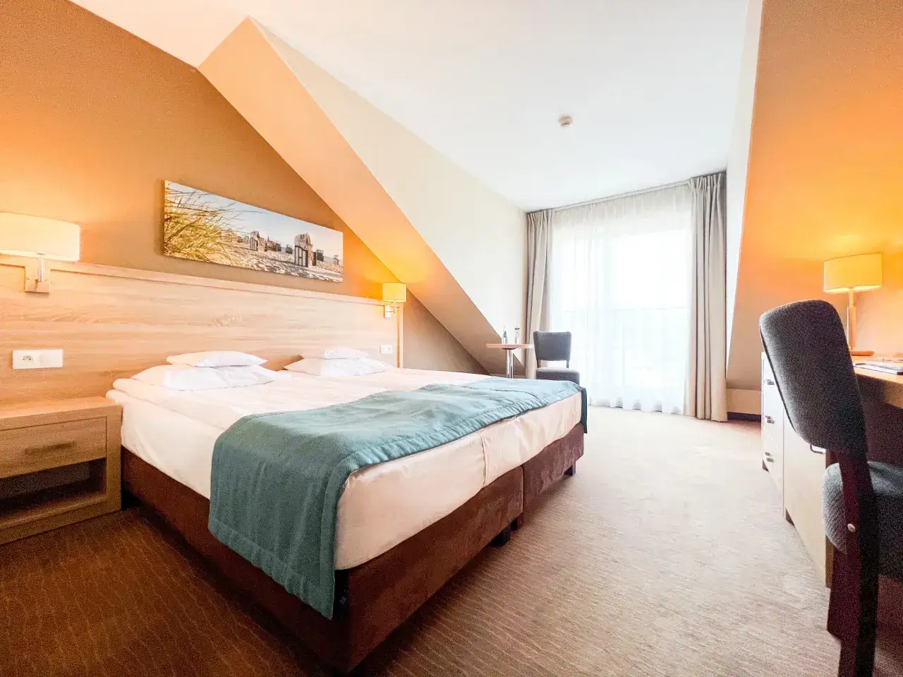 Przytulny pokój hotelowy z wygodnym łóżkiem, idealny na nocleg tranzytowy. Obraz na ścianie dodaje uroku.