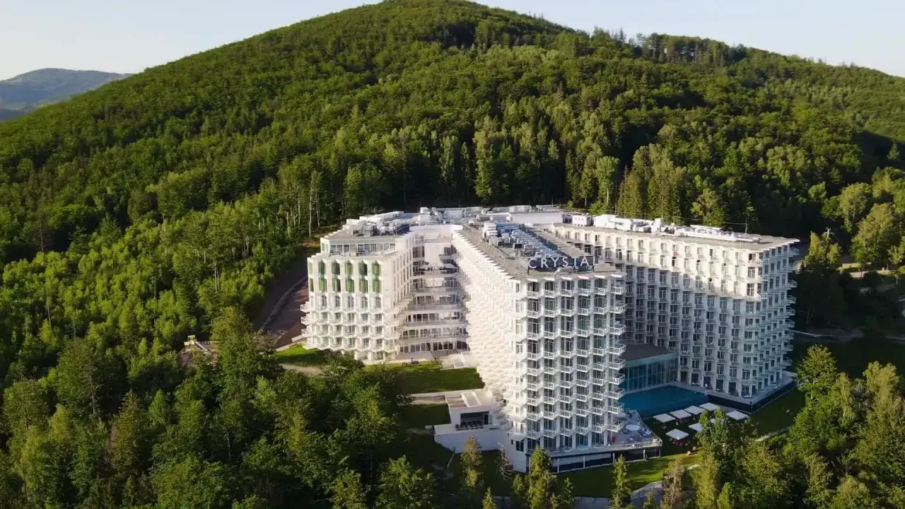 Nowoczesny hotel Crystal w otoczeniu górskiego lasu. Idealne miejsce na relaks w Wiśle Mountain Spa.