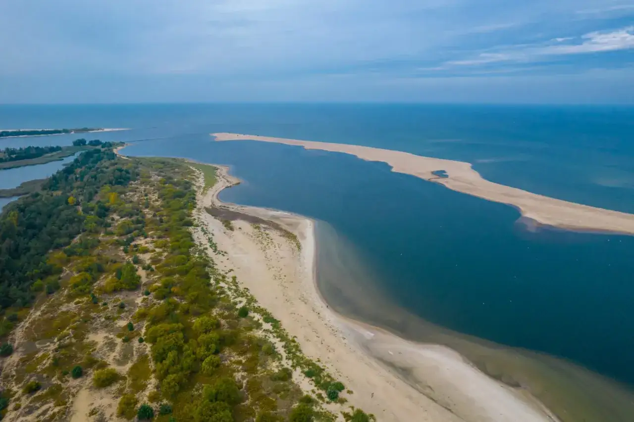 Piękne miasta nad morzem, z piaszczystymi plażami i zielonymi terenami, wpadają w błękitne wody.