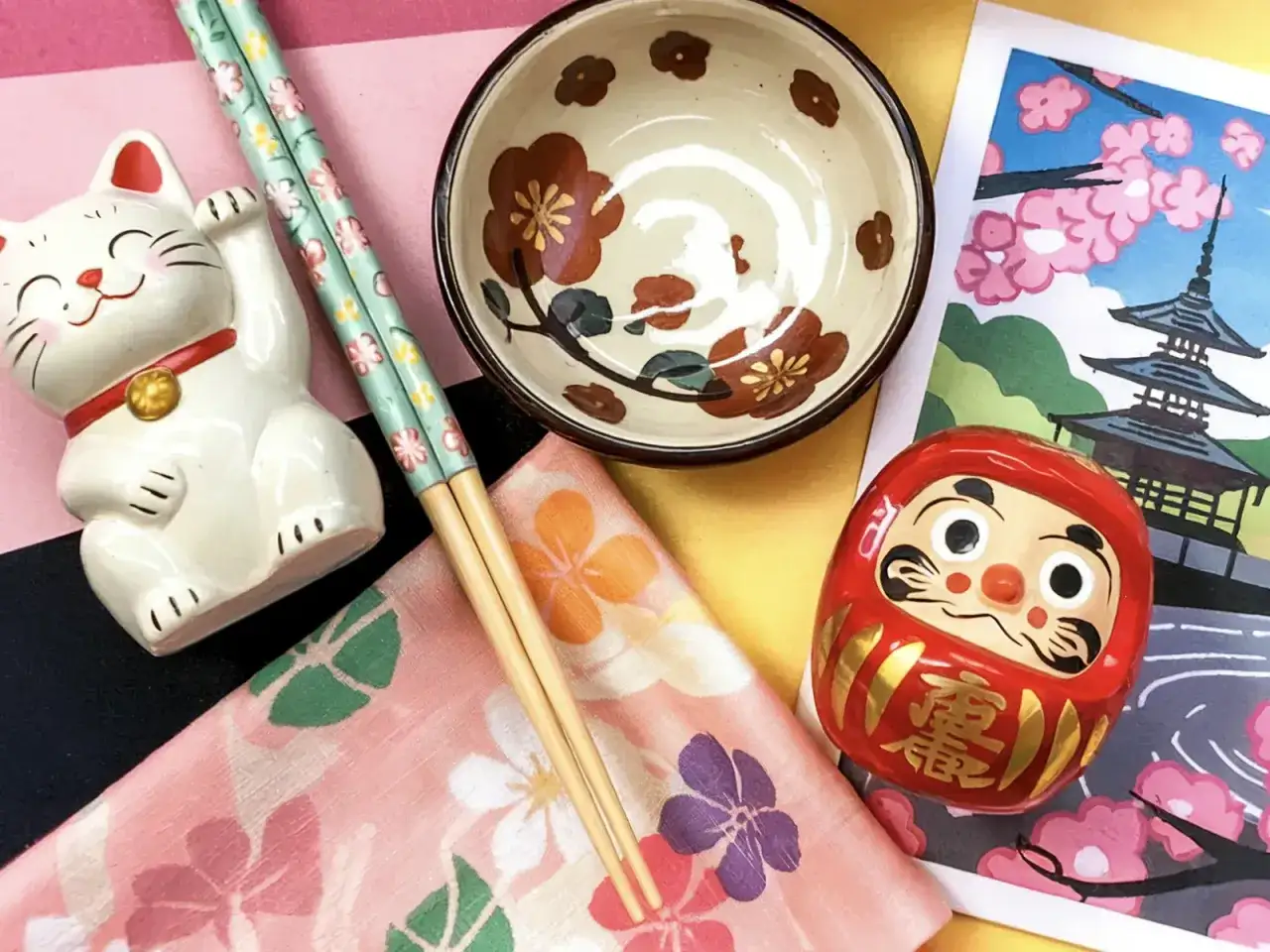 Maneki-neko, pałeczki, miseczka i lalka Daruma – idealne pamiątki, by poczuć klimat Japonii. Co przywieźć z Japonii? Te symbole szczęścia!