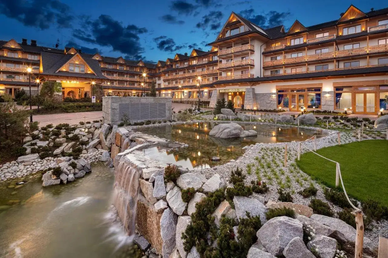 Nowy hotel w górach zachwyca architekturą i kaskadą wodną.