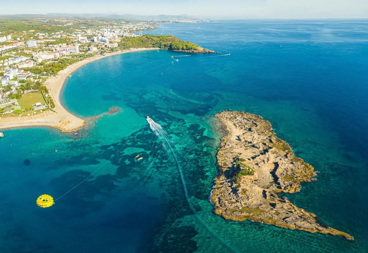 Okurcalar oferuje mnóstwo atrakcji: turkusowe morze, piaszczyste plaże, hotele i sporty wodne, jak parasailing.