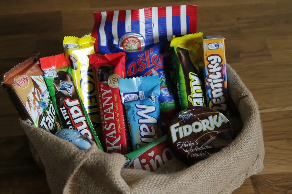 Koszyk pełen słodyczy: Fidorka, Orion, Lentilky, Kaštany. Idealne, co przywieźć z Czech do jedzenia.