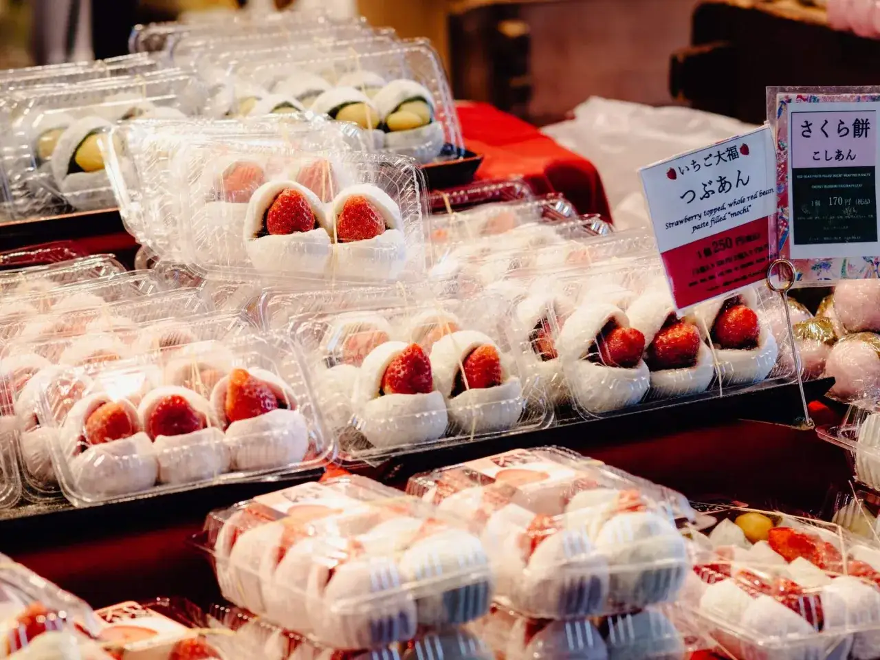 Pyszne mochi z truskawkami i pastą z czerwonej fasoli to idealny pomysł, co przywieźć z Japonii do jedzenia.