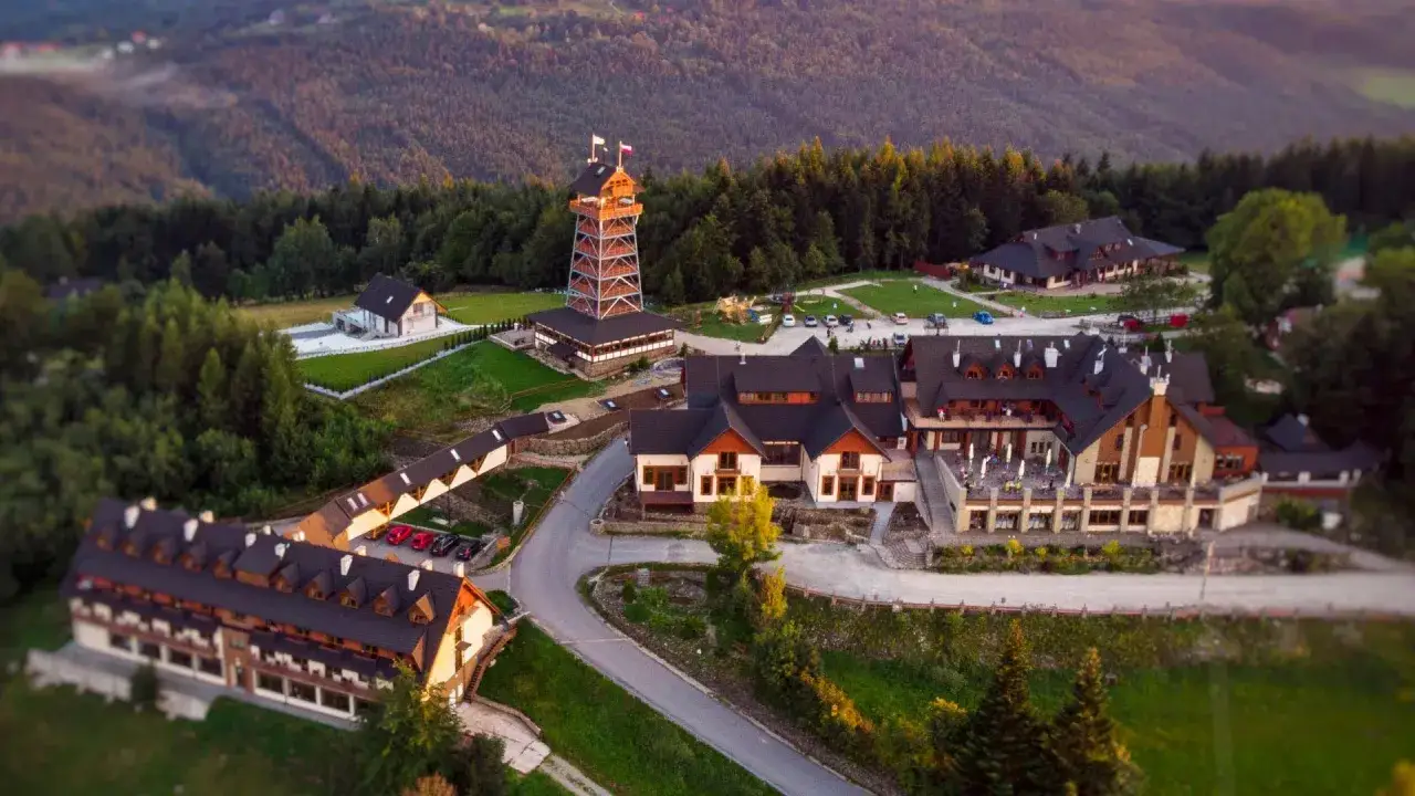 Malownicze wisła noclegi z wyżywieniem i basenem w otoczeniu górskiego lasu. Kompleks hotelowy z wieżą widokową.