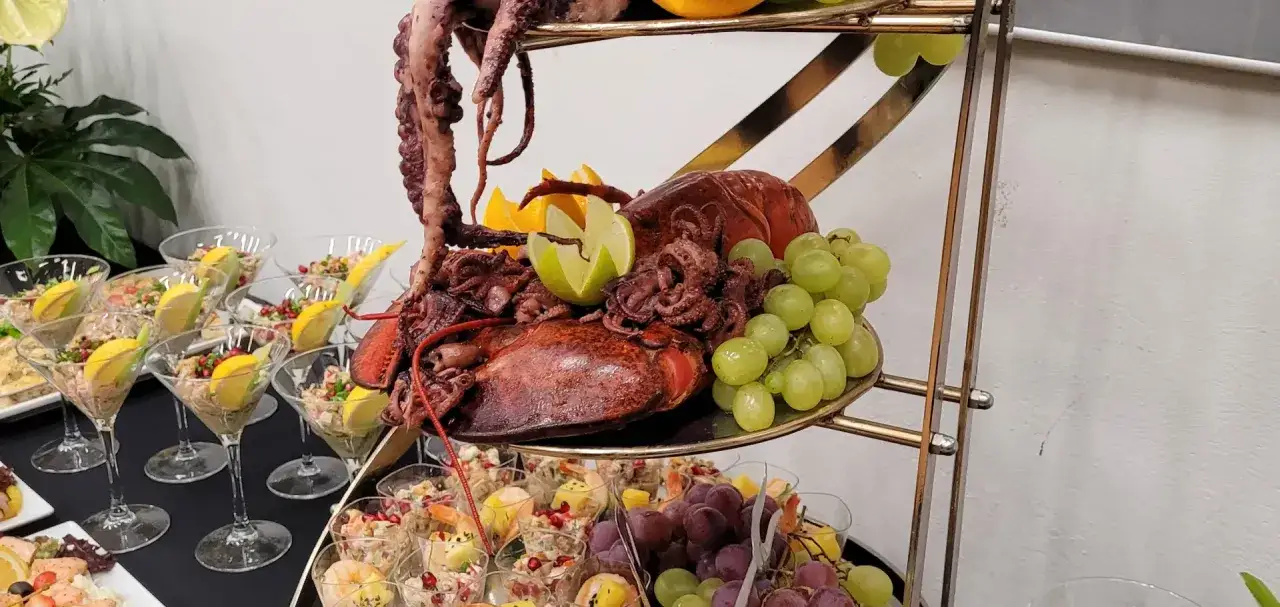 Elegancka uczta z owocami morza i owocami. Szukasz miejsca, gdzie zjeść w Otwocku? Ta uczta wygląda jak z najlepszej restauracji!