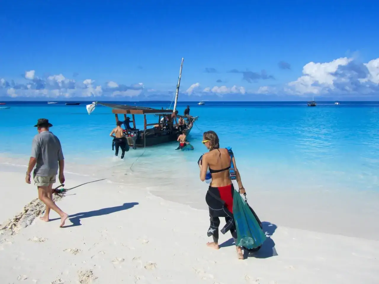 Zanzibar, luty: idealna pogoda na snorkeling. Błękitne morze, biały piasek i łódź z nurkami.