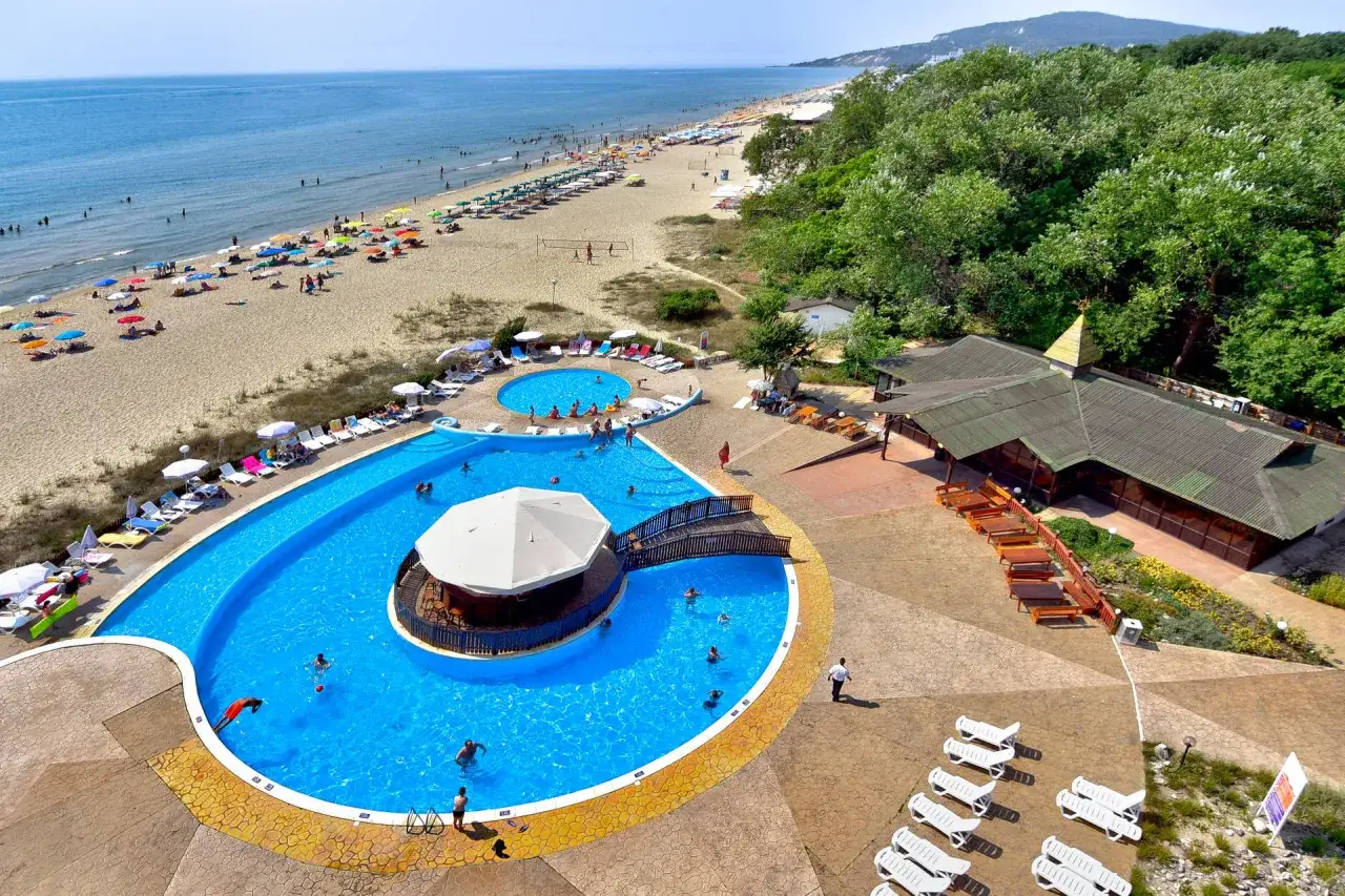 Idealne tanie wczasy w Bułgarii: plaża, baseny z barem i mnóstwo słońca.