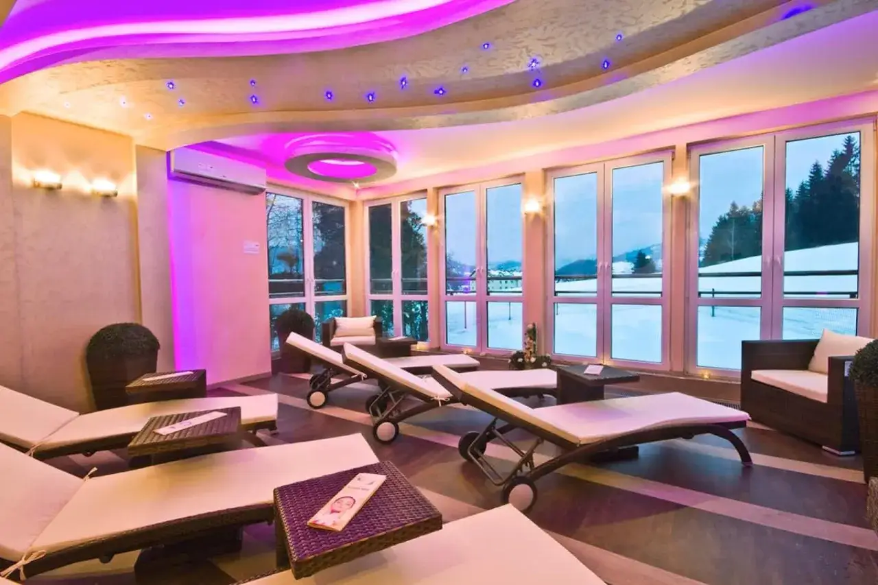 Relaks w nowoczesnym spa z widokiem na zimowy krajobraz. Idealne miejsce na wisła spa dla dwojga.