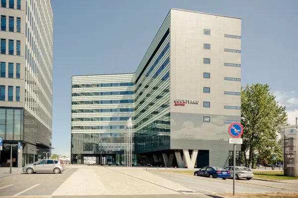 Nowoczesny budynek Courtyard by Marriott w Gdyni, z charakterystyczną, falistą fasadą i przeszklonym parterem.