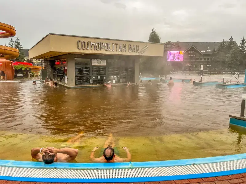 Relaks w termach na Słowacji blisko granicy. Ludzie kąpią się w ciepłej wodzie przy barze "Cosmopolitan".