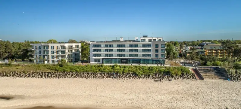 Nowoczesny hotel nad samym morzem, z widokiem na piaszczystą plażę i sosnowy las. Idealne miejsce na wakacje.