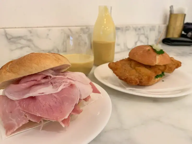 Dwa pyszne sandwicze, jeden z szynką, drugi z panierowanym kotletem, idealne, by sprawdzić, co warto zjeść w Wiedniu.