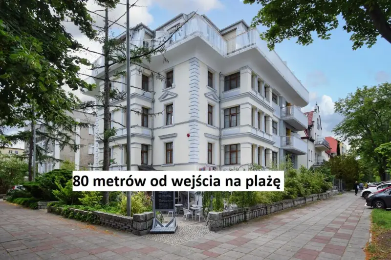 Elegancki hotel Marmur, zaledwie 80 metrów od plaży, otoczony zielenią. Idealne miejsce na wakacje.